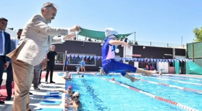 Bursa'da yoğun ilgi! Havuzlar spor okuluyla şenlendi