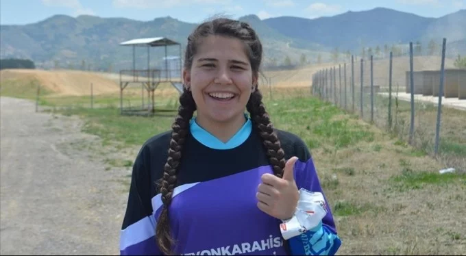 Irmak Yıldırım Motokros şampiyonasında Türkiye'yi temsil edecek ilk kadın olmanın gururunu yaşıyor