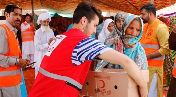 Pakistan'daki Türk kurumlarından ihtiyaç sahiplerine kurban yardımı