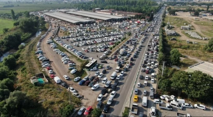 Bursa'da kilometrelerce araç kuyruğu! Oto pazarı değil, kurban pazarı...