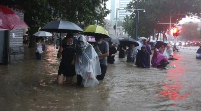Çin'deki sel nedeniyle en az 12 kişi hayatını kaybetti!