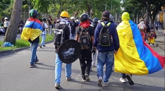 Kolombiya'da binlerce kişi hükümeti protesto etti!