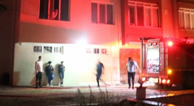 Sahibi tatilde olan dairede yangın çıktı, 50 kişi tahliye edildi!