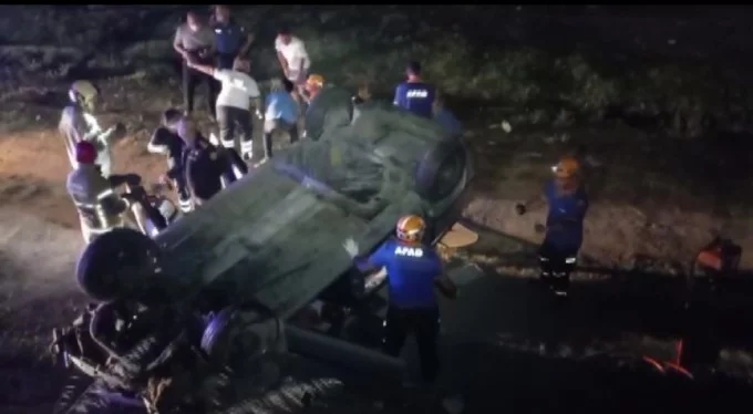 Bursa'da kontrolden çıkan otomobil panelvana çarpıp su kanalına uçtu : 3'ü ağır 5 yaralı