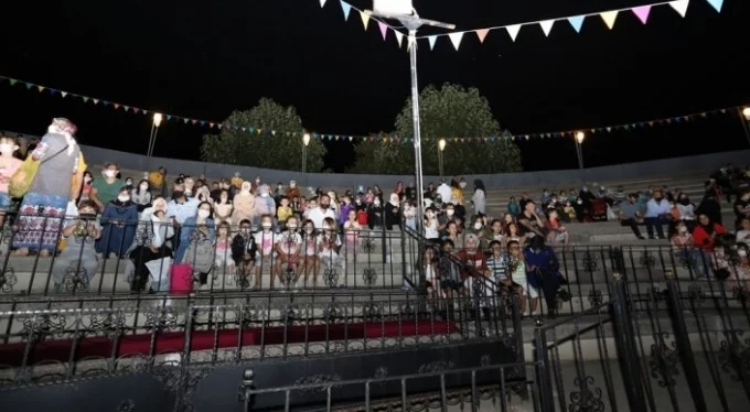 Bursa'da "Oz Ülkesi" tiyatro gösterisi çocukları kahkahaya boğdu