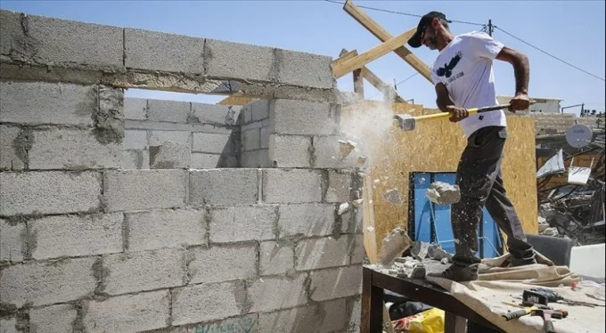 İsrail, Filistinli aileye evini kendi elleriyle yıktırdı