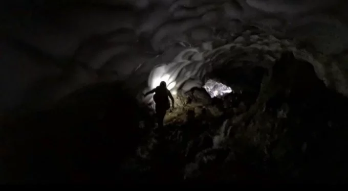 Uludağ'da dağcılar keşfetti! Yazın ortasında buz tüneli...