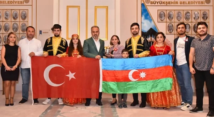 Azerbaycanlı öğrenciler Karabağ toprağına Bursa'da kavuştu