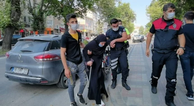 Bursa'da yaralı kadın, polis otosuyla evine götürüldü