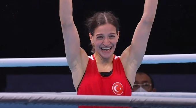 Milli boksör Buse Naz Çakıroğlu, olimpiyat madalyasını garantiledi