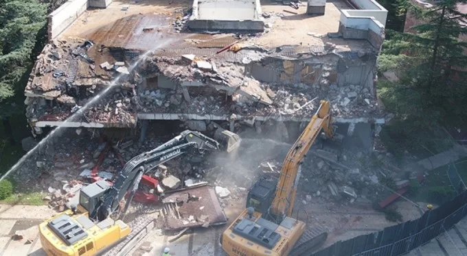 Bursa'da BUSKİ yerleşkesindeki riskli yapı yıkıldı