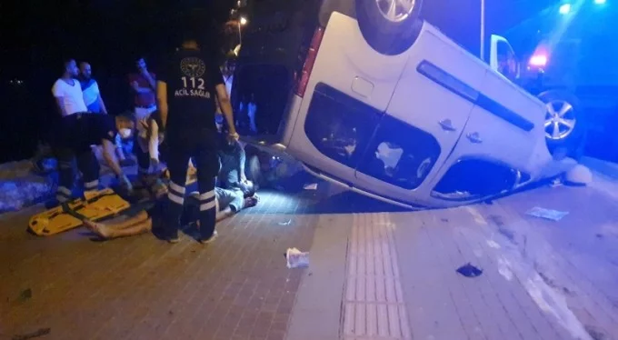 Bursa'da hafif ticari araç takla attı: Yaralılar var