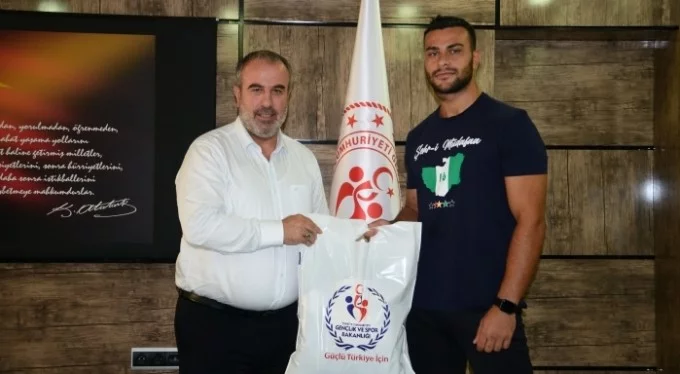 Bursasporlu Taekwondocu Anıl Erkin Zeray'a plaket