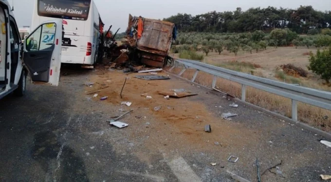 Soma'da korkunç kaza! Otobüs TIR 'a çarptı: Çok sayıda ölü ve yaralı
