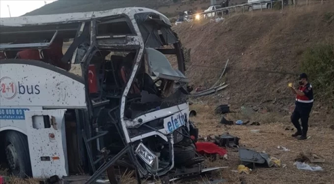 Yolcu otobüsü devrildi 14 kişi öldü 18 kişi yaralandı...