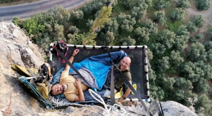 Bursa'da maceraperestler 116 metrelik kayada konakladı
