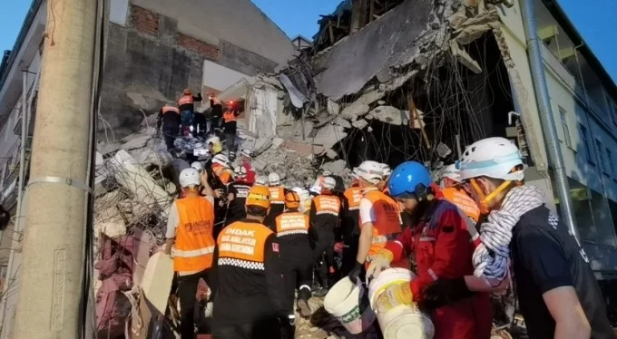 Bursa'da, binayı yıkıp, cansız manken kurtardılar