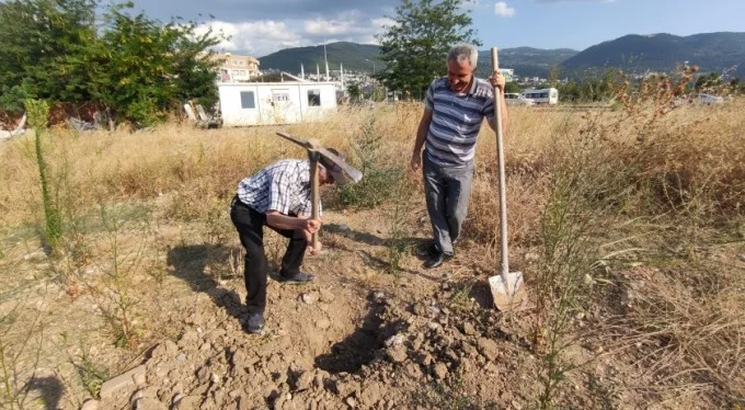 Bursa'da ilginç olay! Toprağı kazıp kendini diri diri gömdü