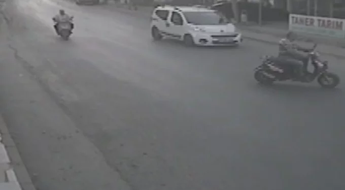 Bursa'da otomobil motosiklete böyle çarptı!