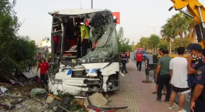 Mersin'de yolcu otobüsü şarampole devrildi: 33 yaralı