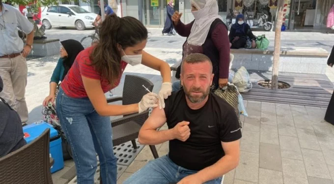 Bursa'da aşı çadırı kuruldu