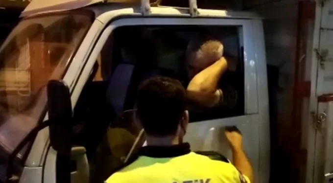 Bursa'da bir garip olay! Direksiyon başında sızan sürücüyü polis uyandırdı