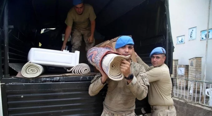 Jandarma selden etkilenen 280 ailenin eşyasını taşıdı
