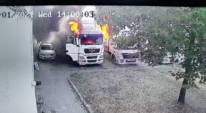 Bursa'da sürücü yanan tırdan saniyelerle kurtuldu