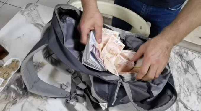 Bursa'da çorbacı, bulduğu para dolu çantayı sahibine teslim etti