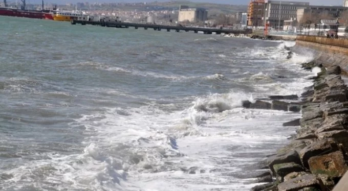 Kuvvetli poyraz Marmara'da deniz ulaşımını engelledi