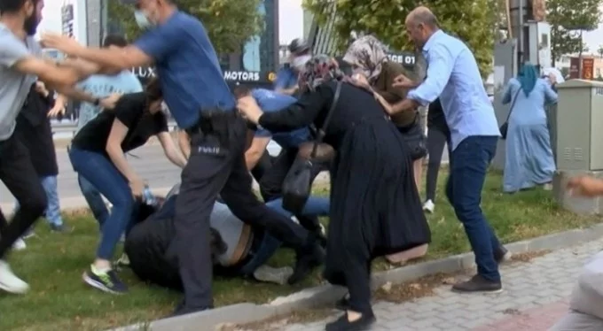 Bursa'da keşif sırasında kadın sürücüye saldırdılar, polis biber gazıyla müdahale etti
