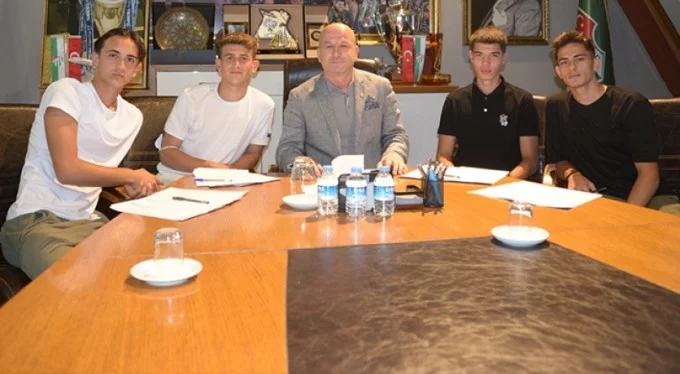 Bursaspor, 4 altyapı futbolcusuna profesyonel imza attırdı
