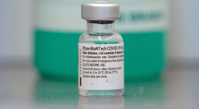 Japonya'da Pfizer üretimi koronavirüs aşısı şişeciklerinde yabancı madde saptandı
