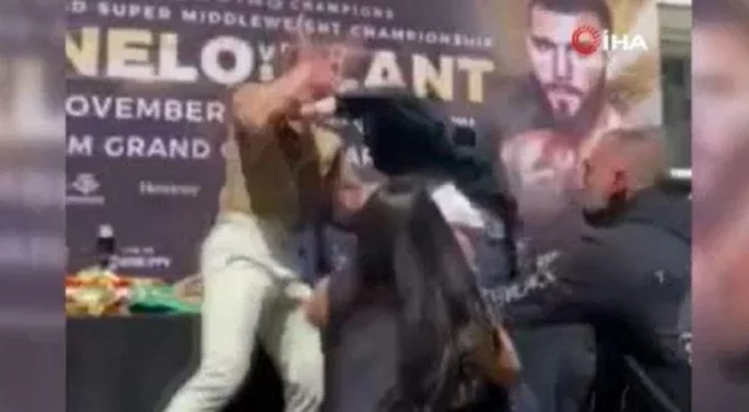 İki boksörün basın toplantısındaki yumruklu kavgası olay oldu