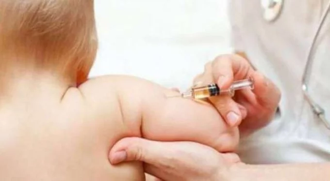 Bebeğe korona aşısı mı yapıldı? Bakanlık soruşturma başlattı