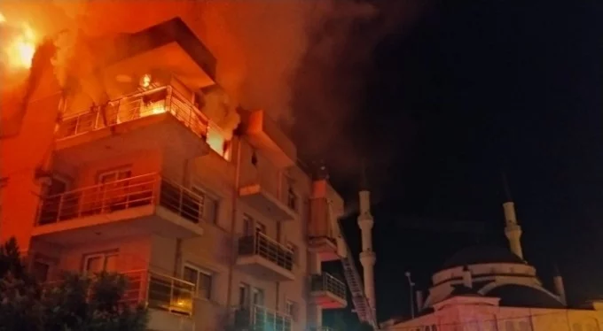 Eşi ve çocuklarının yaşadığı binayı ateşe verdi, mahalleli sokağa döküldü