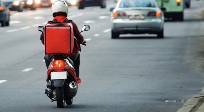 Trafikte motokurye savaşı: Ne kadar çok paket taşırsa, o kadar çok kazanıyor!