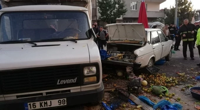 Bursa'da feci kaza! Otomobil pazara daldı: 4 yaralı