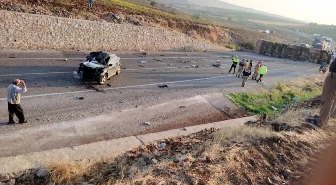 Feci kaza! Tır ile otomobil çarpıştı: 4 kişi hayatını kaybetti