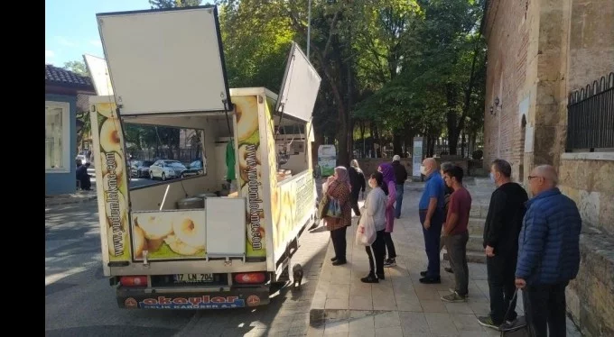 Bursa'da Şehzade Mustafa için lokma dağıtıldı