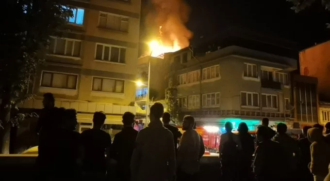 Bursa'da apartmanın çatısı alev alev yandı.. Onlarca kişi sokağa çıkıp izledi