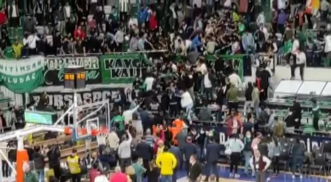 Bursaspor - Beşiktaş maçında taraftarlar arasında kavga
