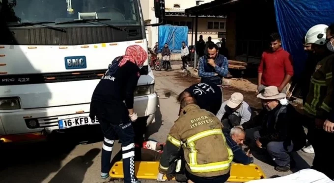 Bursa'da korkunç kaza! Tomrukla kamyon arasında sıkışan şoförün bacağı koptu