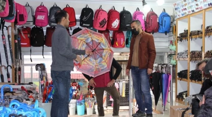 Bursa'da yağmur yağdı, şemsiye satışları patladı