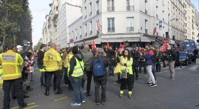 Paris'te yüzlerce öfkeli itfaiyeciden, ses ve sis bombalı protesto gösterisi