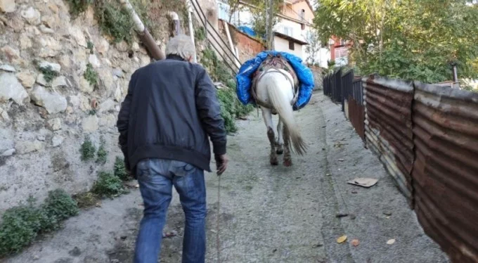Bursa'da araçların girmediği mahalleye böyle yük servisi yapıyor
