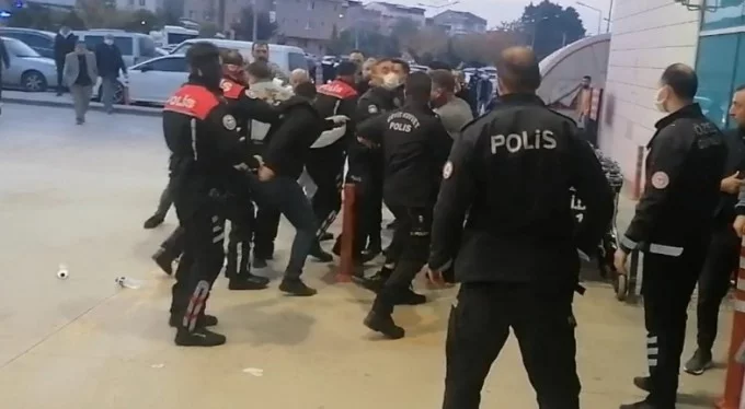 Bursa'da bıçaklı kavga! 3 nakliyeci yaralandı, hastane önünde kavga devam etti