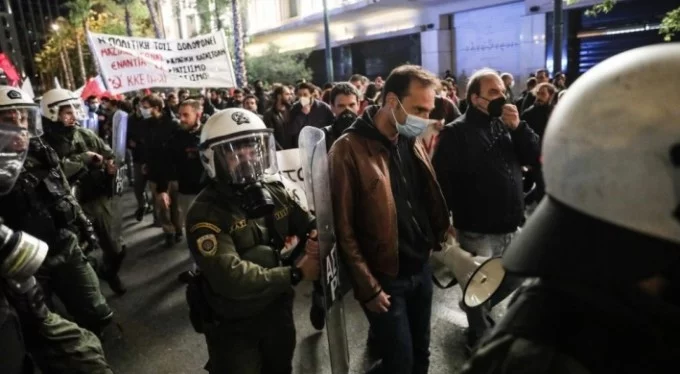 Yunanistan'da halk sokaklara döküldü