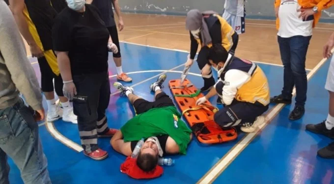 Bursa'da genç basketçi sahada yere yığıldı