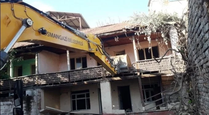 Bursa'da madde bağımlılarının mesken tuttuğu metr&ucirc;k binalar yıkılıyor